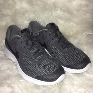 Nike Revolution 4